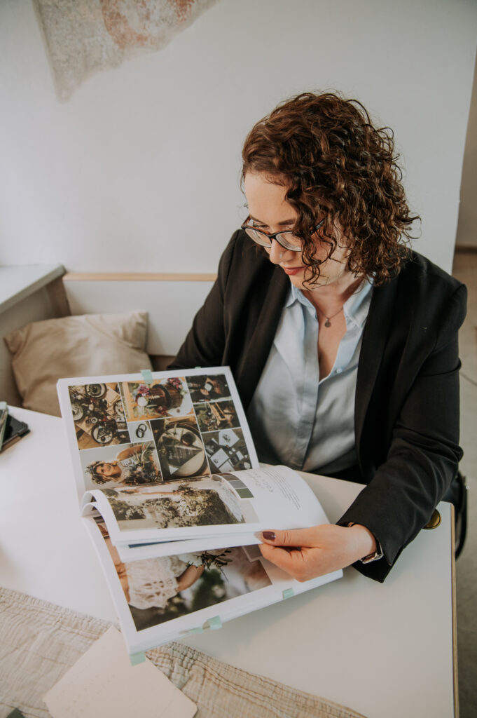 Weddingplannerin-mit-Moodboardbuch-Erstellung-Hochzeitskonzept-mit-Hochzeitspaar-heiraten-in-Bayern