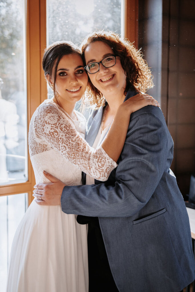 Braut-Arm-in-Arm-Hochzeitsplanerin-Maja-Keller-Heiraten-in-Mittelfranken-Ansbach-Nürnberg-Erlangen